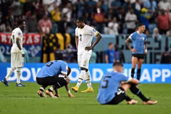 Nỗi buồn của các cầu thủ Uruguay sau khi phải dừng bước ở vòng bảng World Cup 2022. (Ảnh: AFP/TTXVN)
