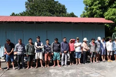 Các đối tượng tham gia cá cược đá gà qua mạng bị bắt giữ. (Ảnh: Thanh Tân/TTXVN)