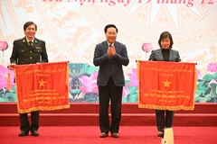 Phó Thủ tướng Thường trực Chính phủ Phạm Bình Minh trao tặng Cờ thi đua của Chính phủ cho hai tập thể đã hoàn thành xuất sắc, toàn diện nhiệm vụ công tác của Bộ Tư pháp. (Nguồn: Bộ Tư pháp)