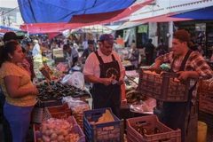 Người dân mua sắm tại một chợ ở Ozumba (Mexico). (Ảnh: AFP/TTXVN)