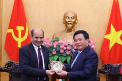 Giám đốc Học viện Chính trị quốc gia Hồ Chí Minh Nguyễn Xuân Thắng tặng quà lưu niệm cho Đại sứ Ấn Độ tại Việt Nam Sandeep Arya. (Ảnh: Văn Điệp/TTXVN)