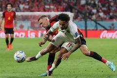 Hậu vệ Bỉ Timothy Castagne (phía sau) cản đường đi bóng của tiền đạo Canada Tajon Buchanan trong trận ra quân tại vòng chung kết World Cup 2022 trên sân Ahmad Bin Ali ở Al Rayyan (Qatar), ngày 23/11/2022. (Ảnh: THX/TTXVN)