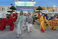 Du khách được chào đón nồng hậu khi Cần Thơ. Ảnh: Ánh Tuyết - TTXVN