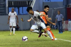 Pha tranh bóng quyết liệt giữa cầu thủ hai đội. (Ảnh: Trần Lê Lâm/TTXVN)