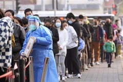 Người dân xếp hàng chờ xét nghiệm COVID-19 tại Bắc Kinh (Trung Quốc), ngày 10/11/2022. (Ảnh: Kyodo/TTXVN)
