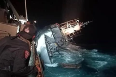 Tàu hộ vệ HTMS Sukhothai bị nghiêng sau khi nước tràn vào thân ở ngoài khơi tỉnh Prachuap Khiri Khan (Thái Lan) đêm 18/12/2022. (Ảnh: AFP/TTXVN)