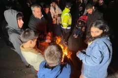 Người dân tỉnh Duzce rời bỏ nhà cửa thời điểm xảy ra động đất. (Nguồn: Saudi Gazette)