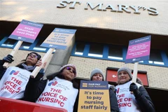 Nhân viên y tế tham gia đình công bên ngoài bệnh viện St Mary ở London (Anh) ngày 15/12/2022. (Ảnh: AFP/TTXVN)