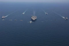 Tàu sân bay Abraham Lincoln của Mỹ tham gia cuộc tập trận chung với Lực lượng Phòng vệ trên biển (MSDF) của Nhật Bản ngày 12/4/2022. (Ảnh: Yonhap/TTXVN)