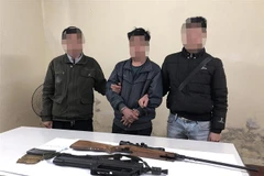 Đối tượng Tráng A Lầu (giữa) bị bắt giữ. (Ảnh: TTXVN phát)