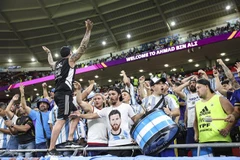Các cổ động viên Argentina trên khán đài sân vận động Ahmad Bin Ali trong trận đấu ở vòng 1/8 World Cup 2022 giữa đội tuyển Argentina và Hà Lan, ngày 3/12. (Ảnh: THX/TTXVN)