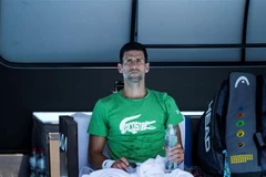 Tay vợt Novak Djokovic trong buổi luyện tập trước giải quần vợt Australia Mở rộng ở Melbourne, ngày 13/1/2022. (Ảnh: AFP/TTXVN)