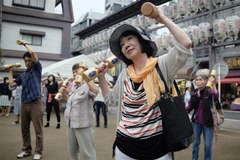 Người cao tuổi tập thể dục tại Tokyo (Nhật Bản). (Ảnh: AFP/TTXVN)