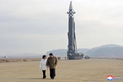 Nhà lãnh đạo Triều Tiên Kim Jong-un (phải) cùng con gái thị sát vụ phóng thử tên lửa đạn đạo liên lục địa Hwasong-17 kiểu mới tại sân bay quốc tế Bình Nhưỡng, ngày 18/11/2022 (ảnh do Hãng thông tấn Trung ương Triều Tiên đăng phát). (Ảnh: Yonhap/TTXVN)