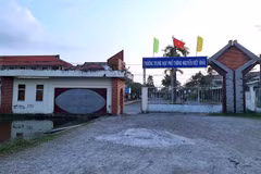Khu vực ngoài cổng Trường Trung học phổ thông Nguyễn Việt Khái, nơi xảy ra vụ học sinh xô xát vào trưa 12/12. (Nguồn: Nhân Dân)