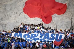 Cổ động viên Nhật Bản cổ vũ đội nhà. Ảnh: AFP/ TTXVN