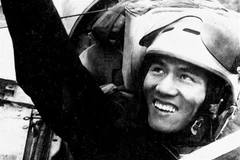Thượng úy Phạm Tuân, Trung đoàn 921 Sao Đỏ, Sư đoàn Không quân 371 là người đầu tiên lái máy bay MiG-21 bắn tan xác B-52 Mỹ, đêm 27/12/1972. (Ảnh: Tư liệu/TTXVN phát)