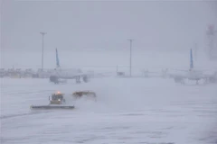 Xe dọn tuyết hoạt động tại sân bay quốc tế John F. Kennedy ở New York (Mỹ), ngày 29/1/2022. (Ảnh: THX/TTXVN)