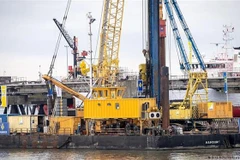 Một dự án xây dựng trạm tiếp nhận khí hóa lỏng tại cảng Wilhelmshaven (Đức). (Ảnh: DPA/TTXVN)