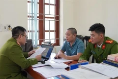 Đối tượng Bùi Xuân Dinh, lao động hợp đồng tại Văn phòng đăng ký đất đai chi nhánh huyện Kim Bôi (Hòa Bình) tại cơ quan công an. (Ảnh: Công an cung cấp)