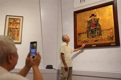 Khách tham quan lưu lại hình ảnh bên tác phẩm. Ảnh: Thanh Tùng - TTXVN