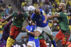 Cầu thủ Brazil Fabinho (giữa) tranh bóng bổng với cầu thủ Collins Fai (trái) của Cameroon trong lượt trận cuối ở bảng G, Vòng chung kết World Cup 2022, ngày 2/12. (Ảnh: THX/TTXVN)