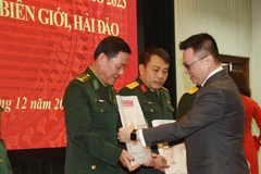 Tổng Biên tập Báo Nhân Dân Lê Quốc Minh trao tặng báo Xuân cho đại diện các đơn vị nhận báo. (Nguồn: Nhân Dân)