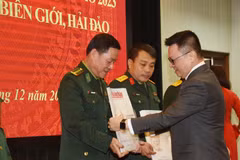 Tổng Biên tập Báo Nhân Dân Lê Quốc Minh trao tặng báo Xuân cho đại diện các đơn vị nhận báo. (Nguồn: Nhân Dân)