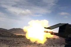 Tay súng Houthi nã súng trong cuộc xung đột ở quận Al-Juba, tỉnh Marib (Yemen) ngày 2/11/2021. (Ảnh: AFP/TTXVN)