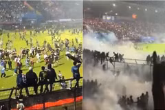 Cảnh hỗn loạn khi các cổ động viên tràn xuống sân Kanjuruhan trong trận đấu giữa Arema FC và Persebaya Surabaya ở tỉnh Đông Java, Indonesia tối 1/10/2022. Ảnh: ESPECIAL/TTXVN