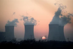 Khí thải phát ra từ nhà máy điện gần Hành Thủy, tỉnh Hà Bắc (Trung Quốc). (Ảnh: AFP/TTXVN)