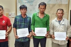 Bốn đối tượng tại Đồn biên phòng Bến Đá. (Ảnh: TTXVN phát)