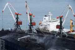 Hoạt động tại cảng Vladivostok thuộc vùng Viễn Đông Nga. (Ảnh: AFP/TTXVN)