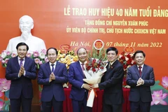 Các lãnh đạo tặng hoa Chủ tịch nước Nguyễn Xuân Phúc. (Ảnh: Thống Nhất/TTXVN)