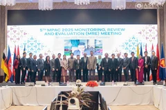 Đại sứ-Trưởng Phái đoàn Việt Nam tại ASEAN Nguyễn Hải Bằng (thứ tám, trái) tham dự cuộc họp lần thứ 5 của ACCC về Cơ chế giám sát, kiểm điểm và đánh giá Kế hoạch Tổng thể Kết nối ASEAN 2025 tại Phnom Penh ngày 2/10. (Ảnh: TTXVN phát)