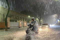 Bão số 5 suy yếu thành áp thấp nhiệt đới, miền Trung hứng đợt mưa lớn