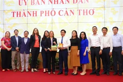 Các đại biểu chụp ảnh lưu niệm. (Ảnh: Thu Hiền/TTXVN)