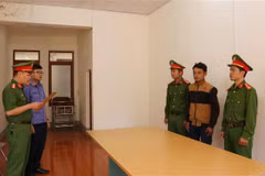 Cơ quan Cảnh sát điều tra Công an tỉnh Lai Châu đọc quyết định khởi tố bị can Đỗ Đình Chiến. (Ảnh: Việt Hoàng/TTXVN)