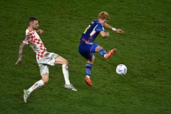 Tiền vệ Croatia Marcelo Brozovic (trái) trong một pha tranh chấp bóng với Ritsu Doan của đội tuyển Nhật Bản trên sân vận động Al-Janoub ở Al-Wakrah (Qatar), ngày 5/12/2022. (Ảnh: AFP/TTXVN)