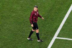 Trọng tài Stephanie Frappart điều khiển trận đấu giữa Mexico và Ba Lan tại World Cup 2022 ở Doha (Qatar), ngày 22/11/2022. (Ảnh: AFP/TTXVN)