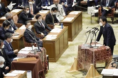 Thủ tướng Nhật Bản Fumio Kishida (phải) tại một phiên họp của Hạ viện ở Tokyo, ngày 17/10/2022. (Ảnh: Kyodo/TTXVN)