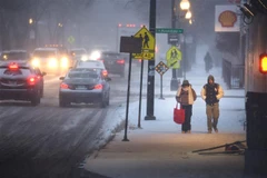 Tuyết phủ trắng trên tuyến đường ở Chicago, bang Illinois (Mỹ), ngày 22/12/2022. (Ảnh: AFP/TTXVN)