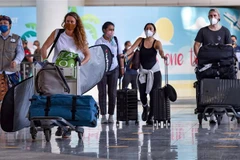 Hành khách tại sân bay quốc tế Ngurah Rai trên đảo Bali (Indonesia), ngày 16/2/2022. (Ảnh: THX/TTXVN)