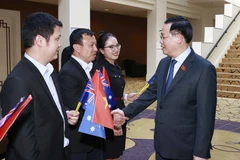 Chủ tịch Quốc hội Vương Đình Huệ với cộng đồng người Việt tại Australia. (Ảnh: Doãn Tấn/TTXVN)