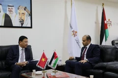 Thứ trưởng Ngoại giao Phạm Quang Hiệu làm việc Thứ trưởng Bộ Đầu tư Jordan Zaher Al-Qatarneh. (Ảnh: TTXVN phát)