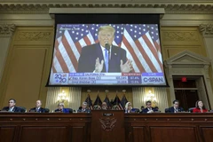 Cựu Tổng thống Mỹ Donald Trump (trên màn hình) phát biểu tại một phiên điều trần của Ủy ban 6/1 ở Washington, D.C. ngày 13/10/2022. (Ảnh: AFP/TTXVN)