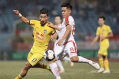 Pha tranh bóng giữa cầu thủ Văn Thanh (số 17, Hoàng Anh Gia Lai) và cầu thủ Hữu Thắng (số 8, Viettel). (Ảnh: Minh Quyết/TTXVN)