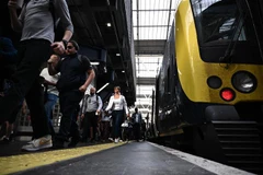 Hành khách rời khỏi tàu tại nhà ga Waterloo ở thủ đô London (Anh), khi các công nhân tiến hành đình công kêu gọi tăng lương, ngày 21/6/2022. (Ảnh: AFP/TTXVN)