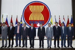 Chủ tịch nước Nguyễn Xuân Phúc với Tổng Thư ký ASEAN Lim Jock Hoi và Đại sứ, Đại biện Phái đoàn các nước ASEAN tại Jakarta (Indonesia), ngày 23/12/2022. (Ảnh: Thống Nhất/TTXVN)