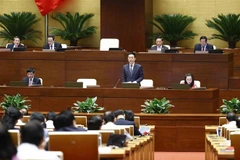 Bộ trưởng Bộ Thông tin và Truyền thông Nguyễn Mạnh Hùng trả lời chất vấn. (Ảnh: Doãn Tấn/TTXVN)